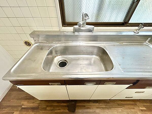 大きな調理器具や食器類もゆったり洗えるシンクです。