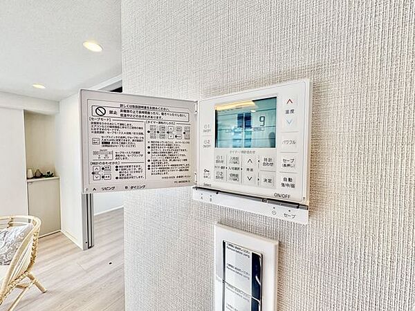 家族団らんを足元から応援。室内の空気を汚さず、暖かく快適な空間を造ります。