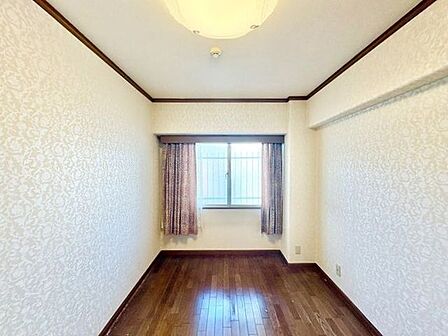 大きな窓からたっぷりと陽光が注がれる明るい空間。時を忘れて過ごす場所として過ごせるお部屋。