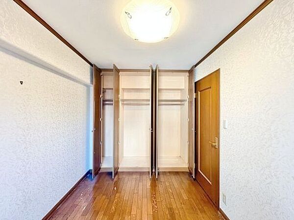 充分な収納スペースを確保。居室内に余計な家具を置く必要がなく、シンプルですっきりとした暮らしが実現。