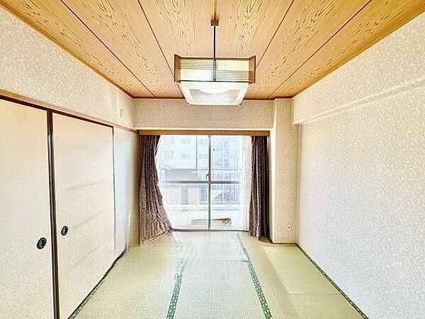 開口部が広く、たくさんの陽を取り入れます。窓を開ければ気持ちよい風が舞い込んできそうです。