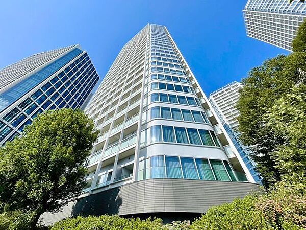 爽やかな青空の下に贅沢なほどに降り注ぐ陽光、豊かな居住性。クオリティが見事に調和した住空間。