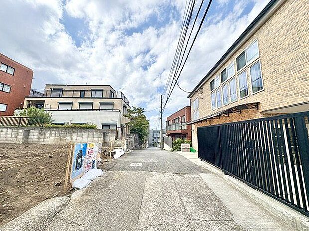 交通量の少ない閑静な住宅街。