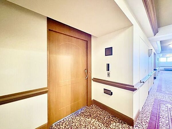 プライバシーに配慮したホテルライクな内廊下。安らぎに満ちた生活空間を予感させてくれます。