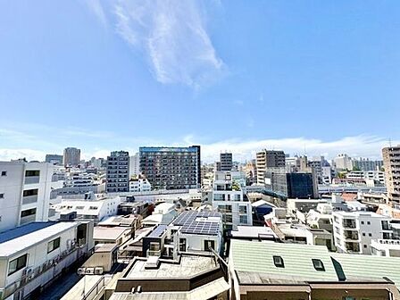 ずっと太陽を感じる事ができるのは遮るものが無いから。彼方に広がる風景が絵画のように広がります。