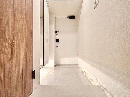 住まいの顔となる玄関は、落ち着きと華やぎの満ちた空間に。