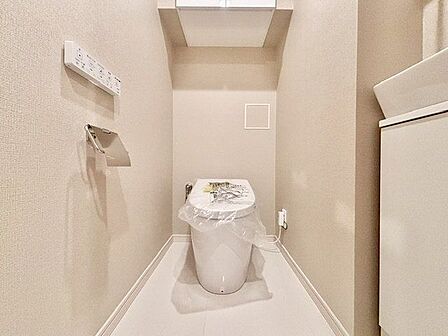 毎日使うものだから、「シンプルでムダのないデザイン」で空間と調和するタンクレストイレ。