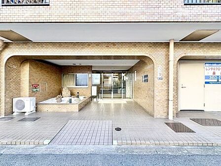 外と内をつなぐエントランスはまさに顔となる場所。満ち足りたプライベートシーンへと誘う気品があります。
