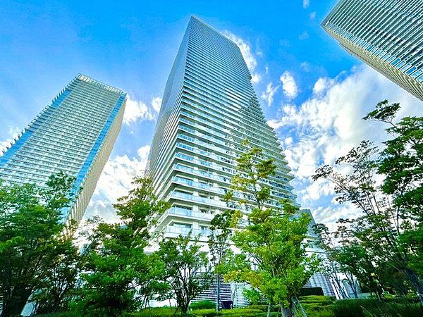 流行に左右されず、将来にわたって価値が継続する上質な佇まい。街に新たな価値をもたらし続けてくれます。