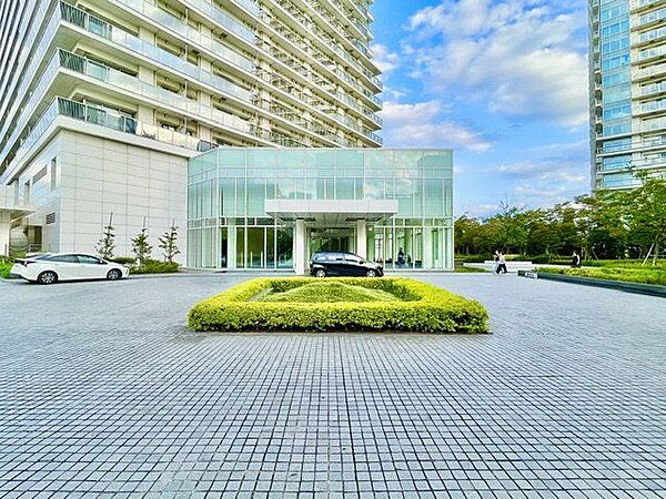 外と内をつなぐエントランスはまさに顔となる場所。満ち足りたプライベートシーンへと誘う気品があります。
