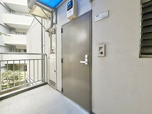 毎日出入りに使う玄関は外出する時は爽やかに、帰宅するときはホッとする落ち着いた空間へ。