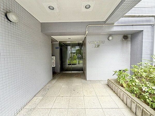 エントランスの脇に緑を植栽してあります。緑は心理学的に人の心をリラックスさせる効果があります。
