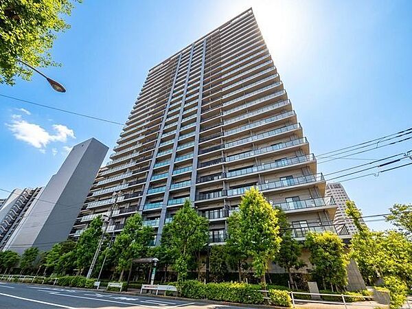「行ってきます」と「ただいま」が自然に交わされる。家のあちこちから、賑やかなひとコマが溢れ出す。そんな暮らしを予感させてくれます。（空の加工を生成AIで行っています。）