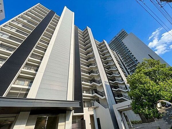 住む人がいつまでも心地良さを感じ続けられる多様な住空間を創造します。 （空の加工を生成AIで行っています。）