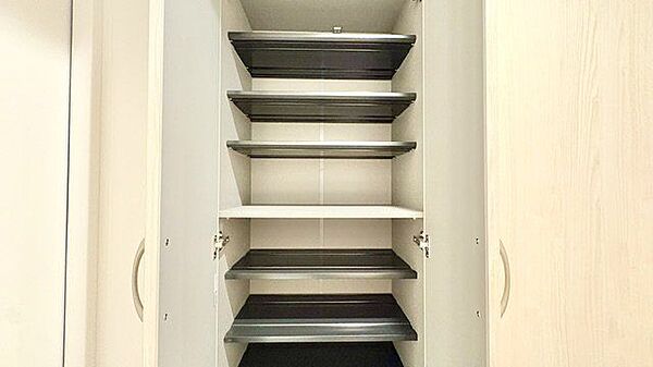 清潔感のある空間を保てるよう、収納スペースを設けてますので、玄関をスッキリ綺麗な空間に纏めます。
