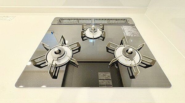 忙しいときでも一度にたくさんの料理が作れる3口コンロ。使い勝手の良さを考えました。