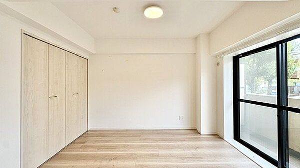 一日の疲れをいやしてくれる主寝室。時を忘れて過ごす場所として過ごせるお部屋。