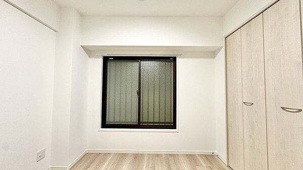 木のぬくもりを感じられる、のびのびとした明るい洋室です。いつまでも快適に暮らせる空間が広がります。