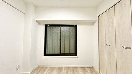 木のぬくもりを感じられる、のびのびとした明るい洋室です。いつまでも快適に暮らせる空間が広がります。