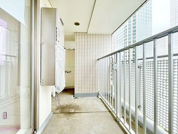 くつろぎの空間を演出するバルコニー。開放感と爽やかな風を感じていただけると思います。