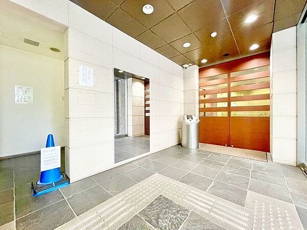 エントランス内は、シンプルながらも格調高い雰囲気を漂わせて上質な空間を作り出します。