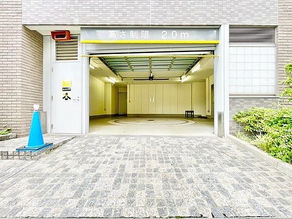 敷地内駐車場。屋内の機械式は、車両事故やいたずらなどのリスクが少なく、防犯面でも安心です。