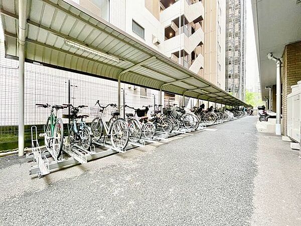 敷地内駐輪場。屋根があるため自転車が汚れにくく、雨の日でも濡れず済むのがうれしいですね。