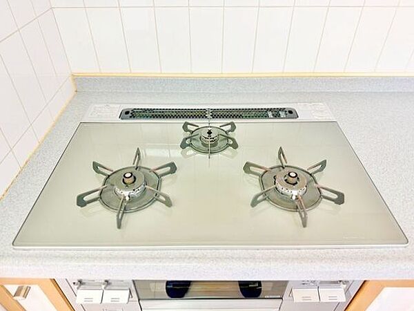 3口コンロで、お料理の効率もアップ。使い勝手の良さを考えました。