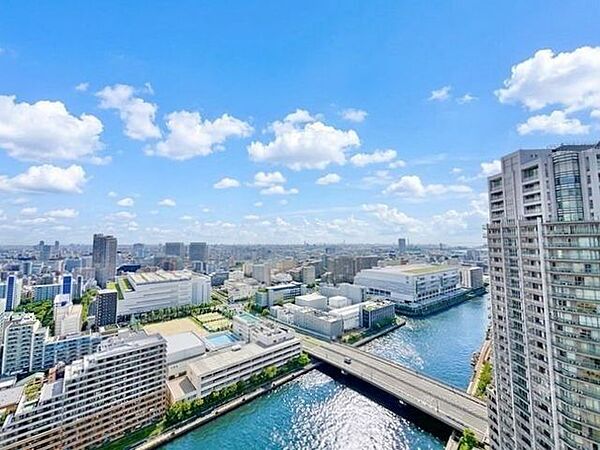 つい深呼吸をしたくなる気持ちの良い眺望。都会ならではの景色が広がります。(空の加工を生成AIで行っています)