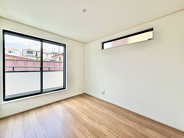 大きな窓からたっぷりと陽光が注がれる明るい空間。時を忘れて過ごせるお部屋。