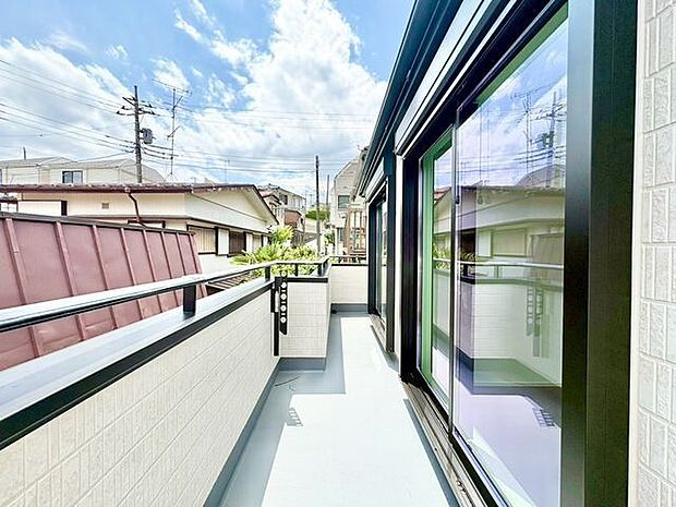 広々バルコニー付きで開放感を演出。日々の生活に潤いを与えてくれます。