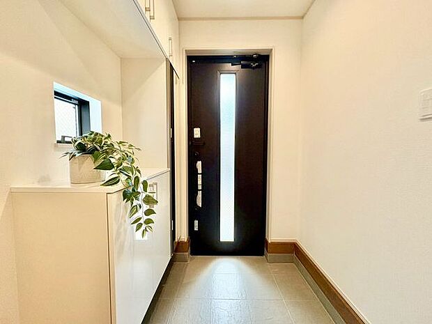 住まいの顔となる玄関は、落ち着きと華やぎの満ちた空間に。ご家族を見守り続けます。