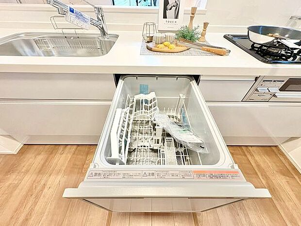 ビルトイン食洗機は、節水や節電機能も充実して家事の手助けをしてくれます。