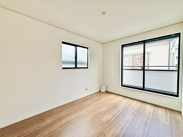 大きな窓からたっぷりと陽光が注がれる明るい空間。時を忘れて過ごせるお部屋。