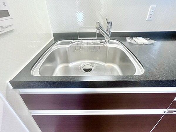 浄水器内蔵型ハンドシャワー水栓を採用しています。ワンタッチ式で浄水機能に切り替えができます。