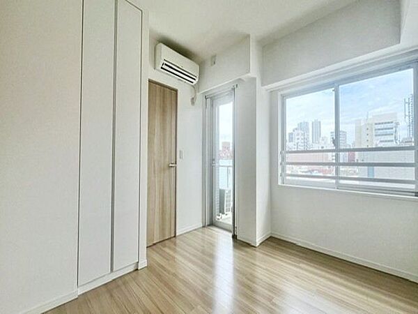 居心地のいい暮らしには欠かせない採光。ゆったりとした幅の窓からこの空間に降り注ぐ採光が絶えません。