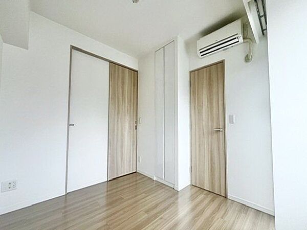 住まう方自身でカスタマイズして頂けるように「シンプル」にデザインされた室内。