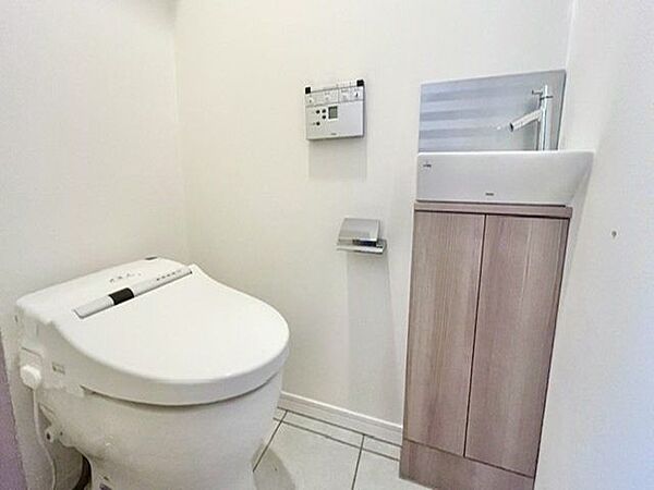 毎日使うものだから、「シンプルでムダのないデザイン」で空間と調和するタンクレストイレ。
