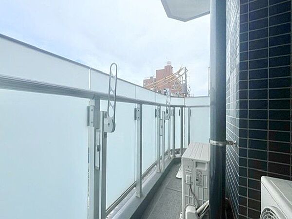 くつろぎの空間を演出するバルコニー。開放感と爽やかな風を感じていただけると思います。