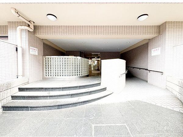 街の環境と住む人の暮らしを第一に考え、そこでしかできないエントランスを作り出されたこだわり。