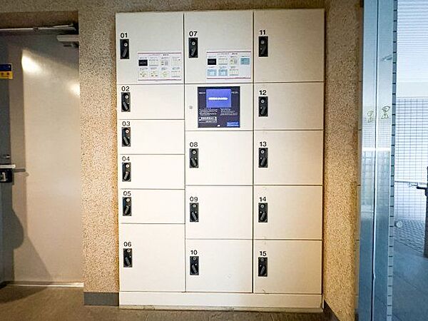 お仕事やお出かけで荷物が受け取れない時も大変便利な宅配ボックス完備。