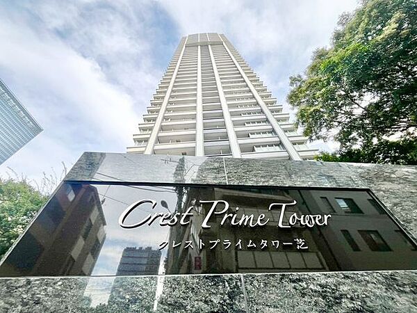 洗練された外観フォルムと重厚感のあるエントランスデザインが印象的。