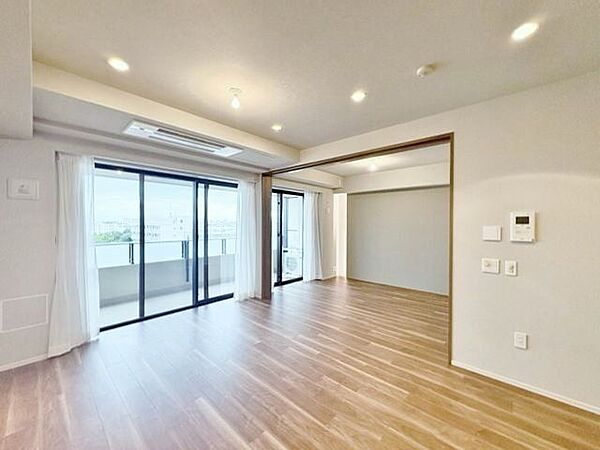 太陽の恵みを一気に受けた明るくあたたかいお住まい。吹きぬける風を感じながら爽やで風通しの良い暮らし。