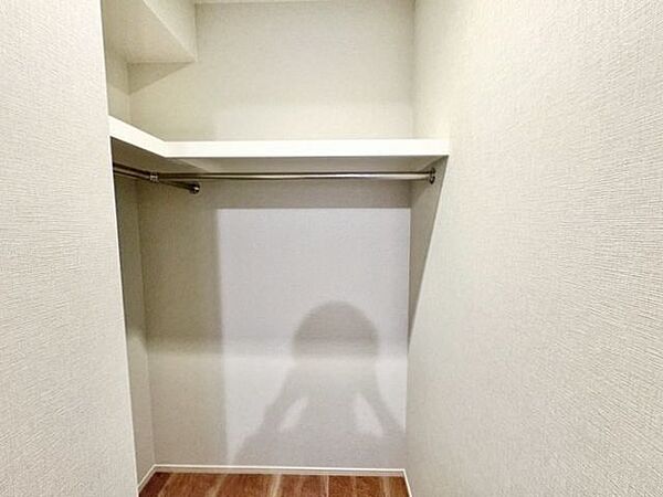 ウォークインクローゼットをご用意しております。その分お部屋を広く使うことができますね。