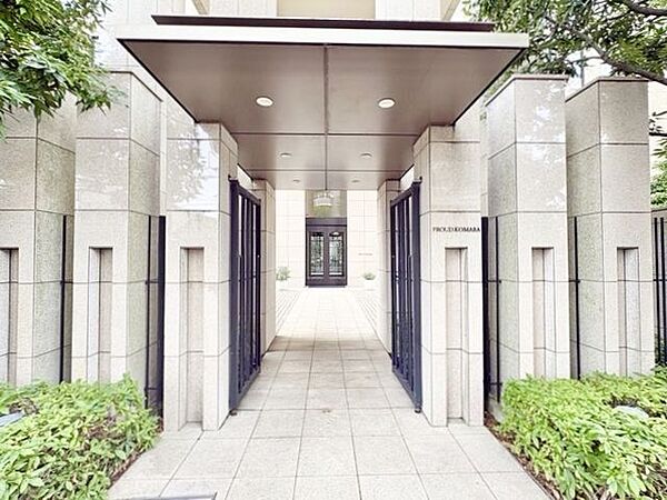 重厚感のあるグランドエントランスは、上質な暮らしのはじまりを予感させます。