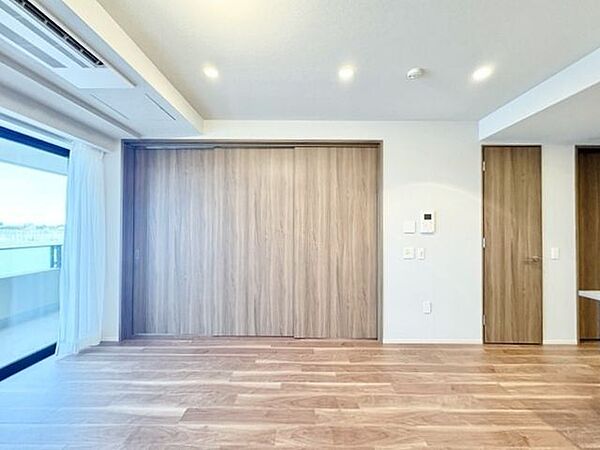 ここにはみんなが集い、食事と楽しい会話が始まる。そんな束の間の幸せを感じさせてくれる場所でありたい。