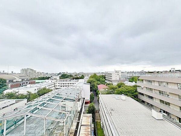 ずっと太陽を感じる事ができるのは遮るものが無いから。彼方に広がる風景が絵画のように広がります。