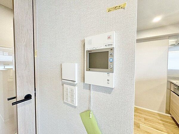受話器を持たずに、来訪者と通話ができ、モニターで姿が確かめられるインターホンを採用しました。
