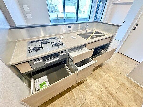 キッチンはリビングダイニングを見渡せる対面式キッチン。家事が捗るように動線を意識した間取りです。
