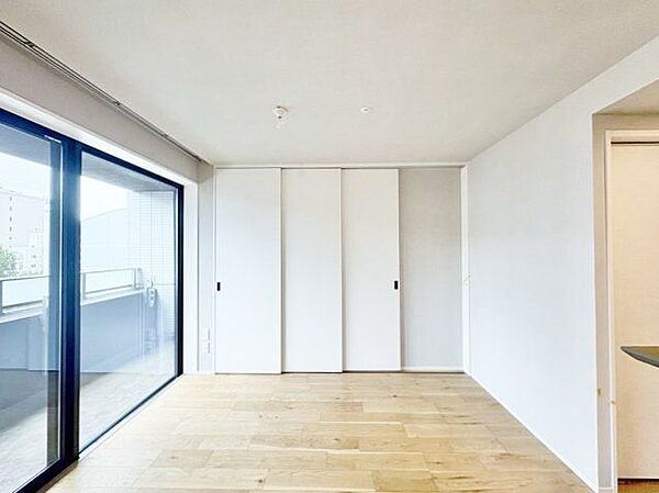 大きな窓からたっぷりと陽光が注がれる明るい空間。時を忘れて過ごす場所として過ごせるお部屋。